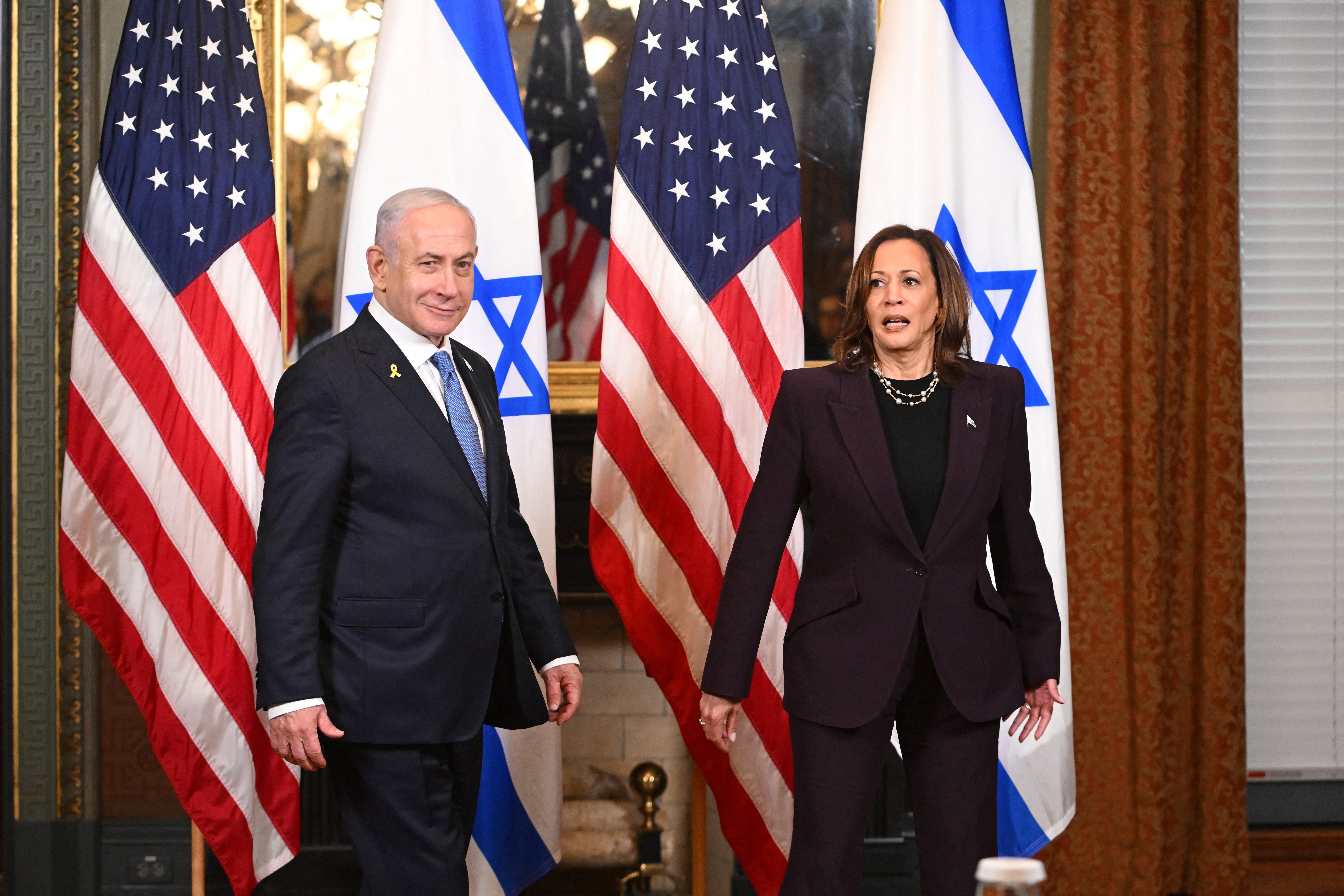 Kamala Harris junto a Benjamín Netanyahu. (AFP)