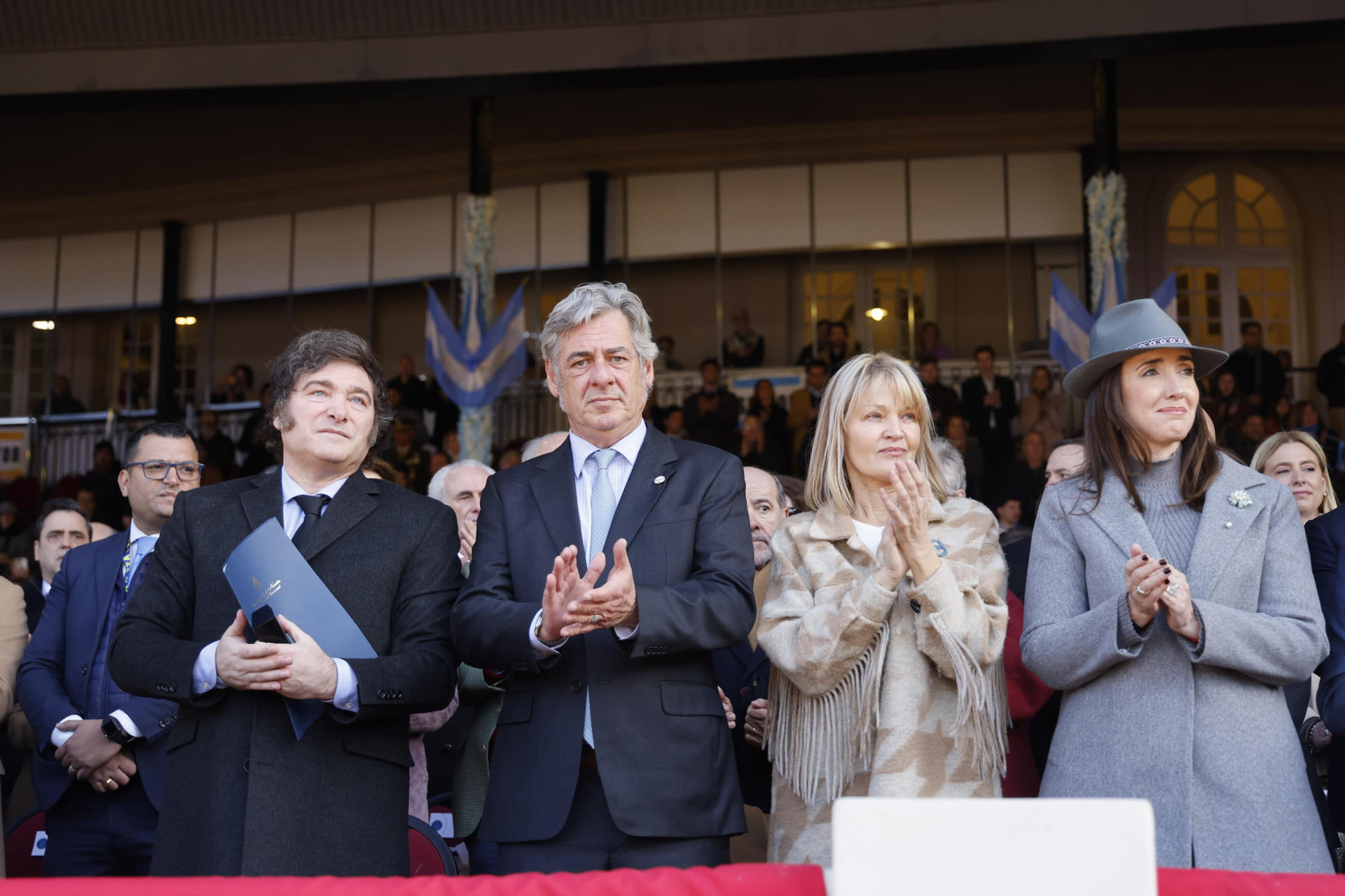 El presidente de Argentina, Javier Milei; el presidente de la Sociedad Rural Argentina, Nicolás Pino; su esposa, Ana; y la vicepresidenta de Argentina, Victoria Villarruel. (EFE)