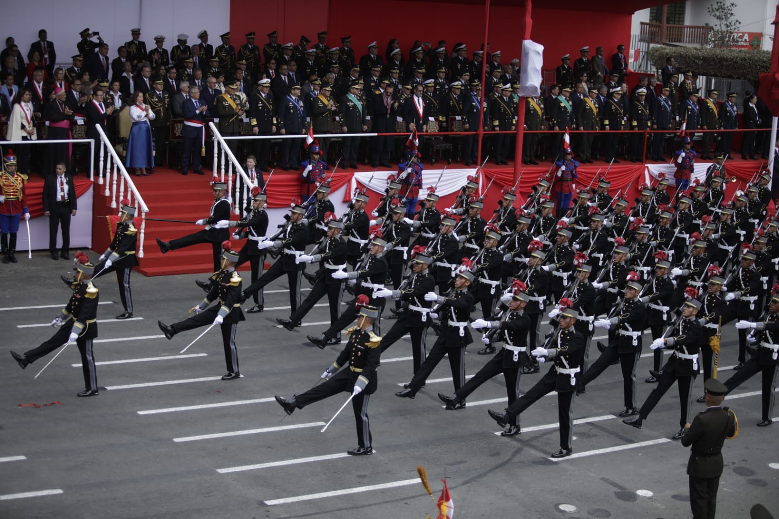 (1) FIRMES Y ENTUSIASTAS. Con paso marcial, cadetes del colegio militar Leoncio Prado desfilan ante la atenta mirada de las autoridades.