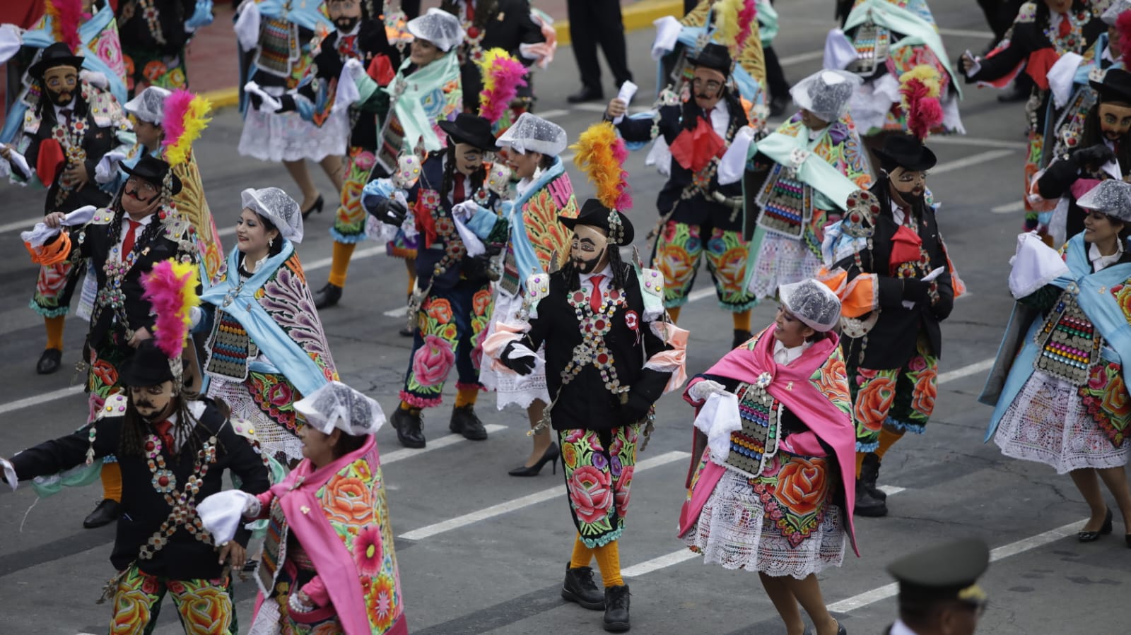  (2) PERÚ PROFUNDO. Policías de las divisiones de Turismo y Comunicaciones vistieron elegantes trajes típicos.