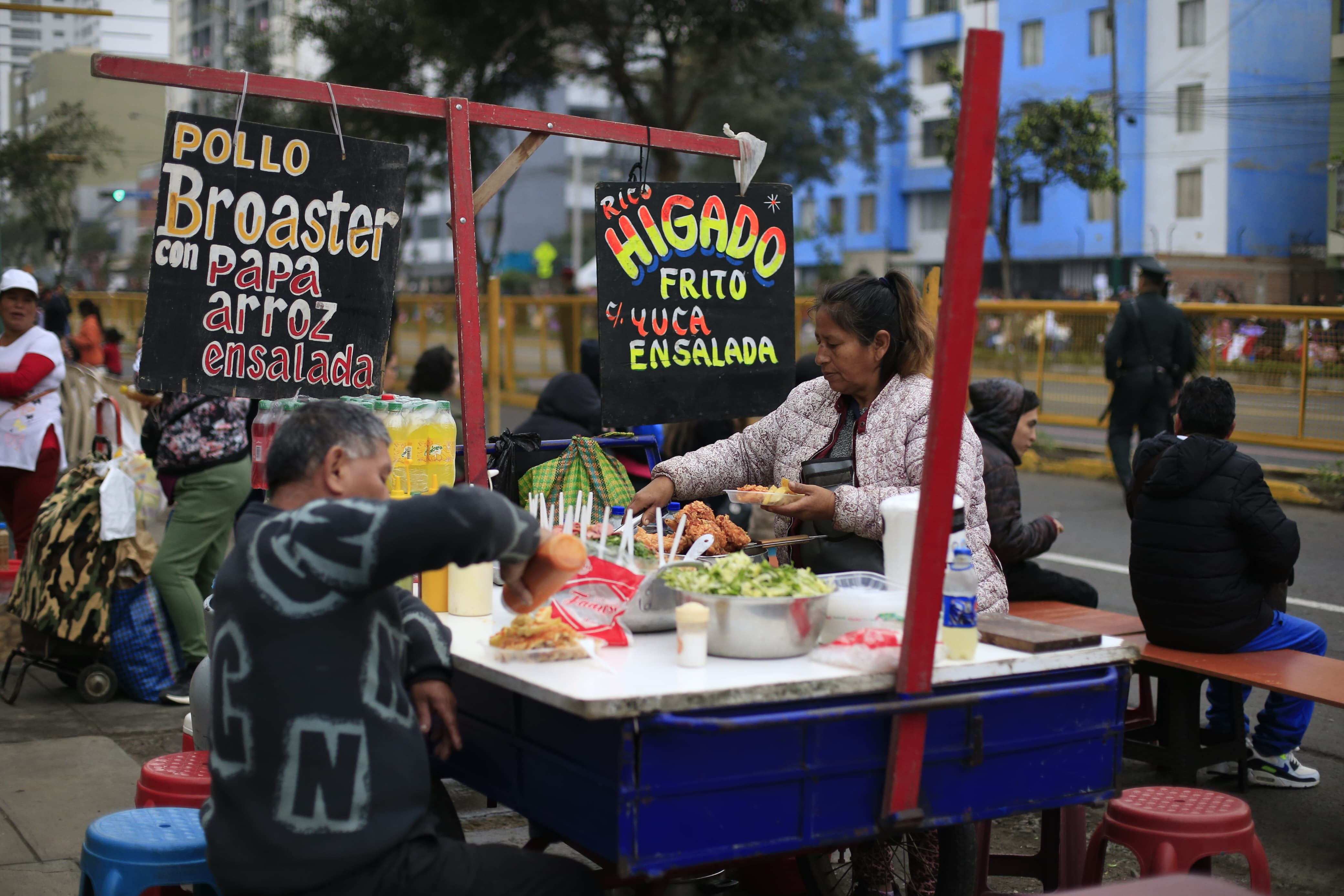 (4) MISTURA. Comerciantes ofrecieron desayunos y almuerzos a bajos precios.