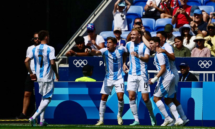 Argentina suma una derrota y una victoria a falta de una fecha (Foto: AFP).