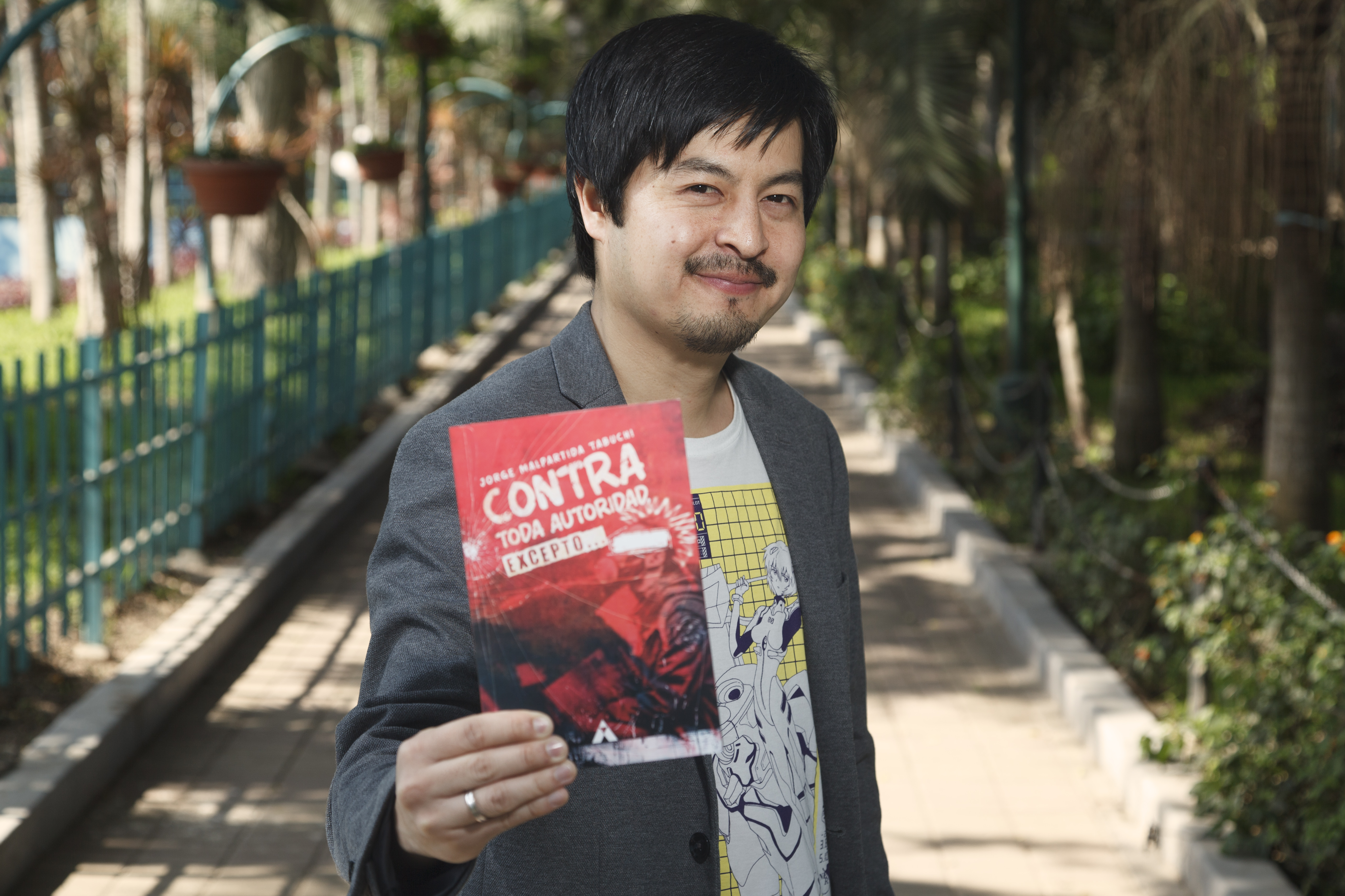 Jorge Malpartida Tabuchi y su libro de cuentos ‘Contra toda autoridad, excepto…’. (Foto: Martin Pauca).