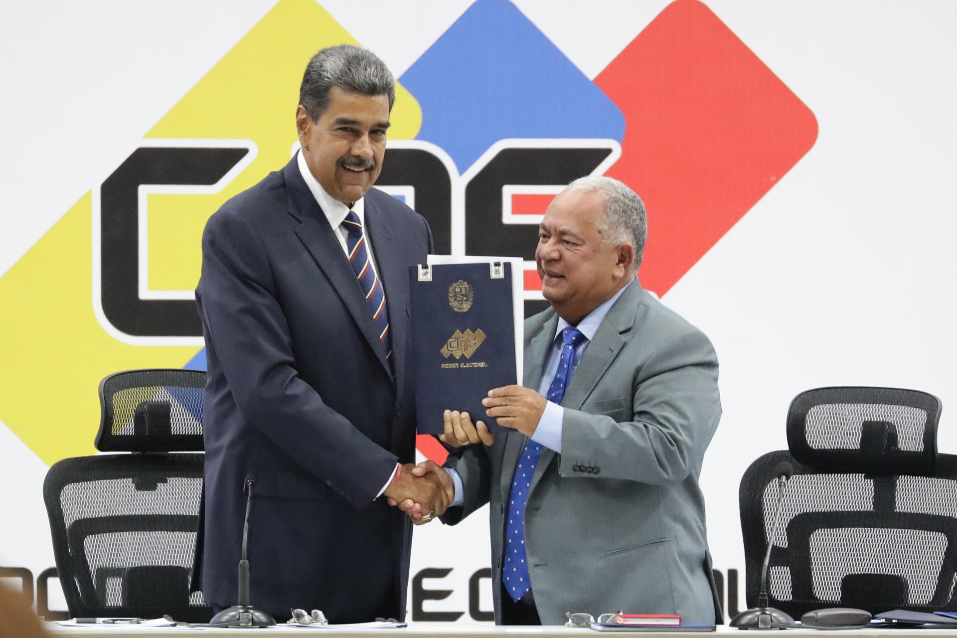 Maduro recibe credenciales. 