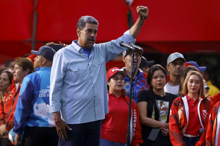 TAMBALEA. Las encuestas le dan la espalda a Maduro para las elecciones del domingo. (EFE)