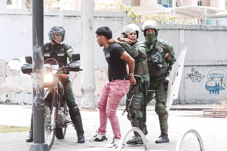 REPRESIÓN. Guardia bolivariana ha buscado desactivar las manifestaciones contra el régimen.