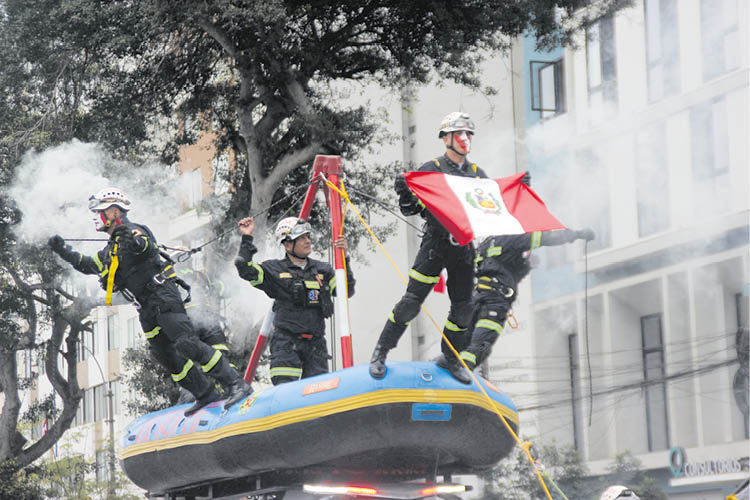  (8) RESCATISTAS. Policías desfilaron con sus indumentarias con las que cumplen su labor en el territorio peruano.