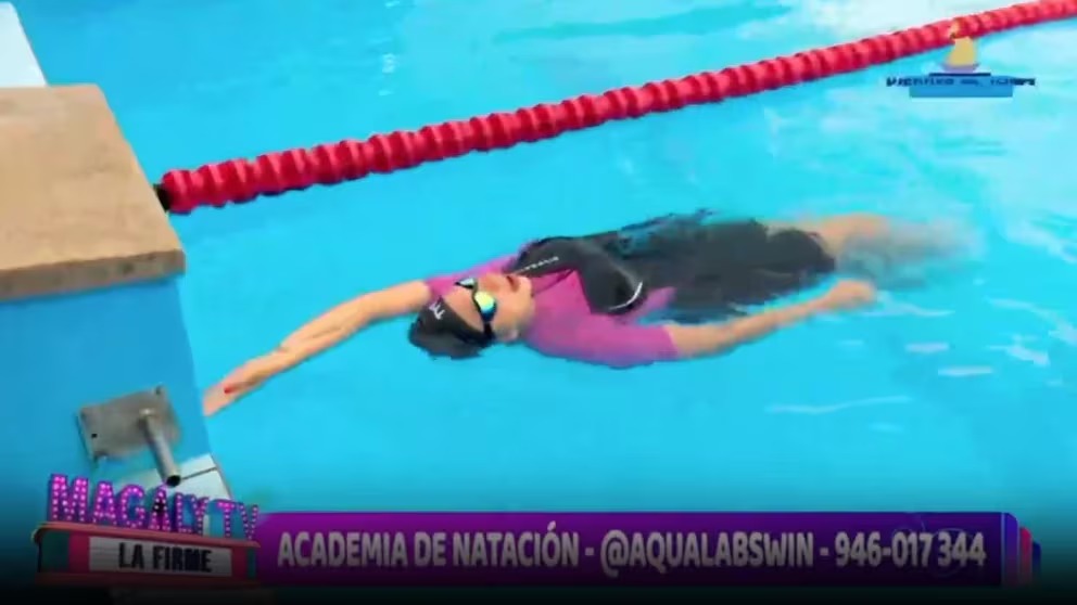 Mónica Cabrejos en clases de natación. (Captura: Magaly TV La Firme)