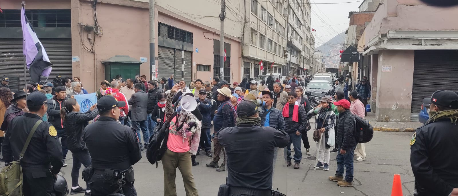 Castillistas protestan a una cuadra del Congreso. (Foto: Juan Chamorro)