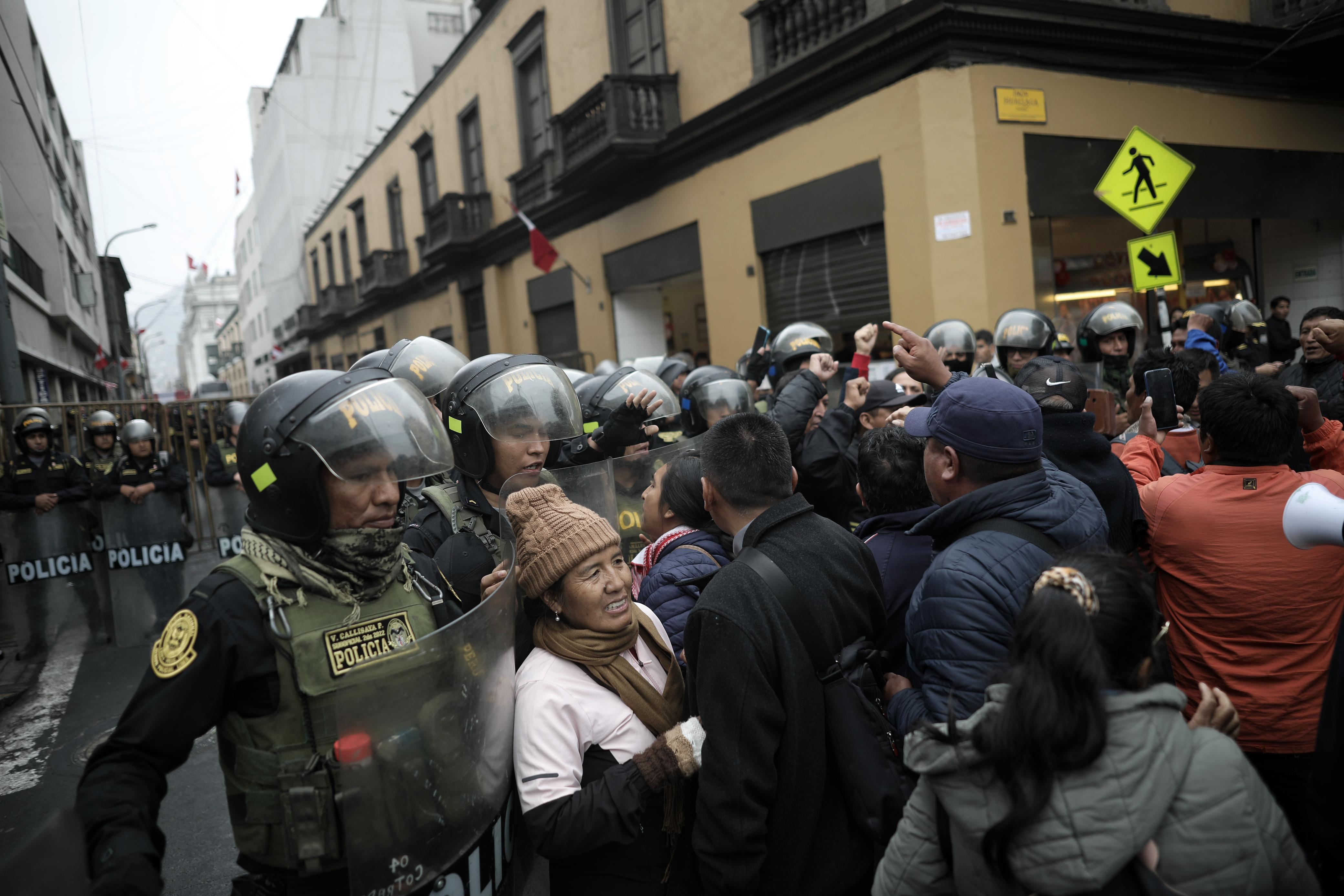 Manifestantes a una cuadra del Congreso. (Fotos: Joel Alonzo/ @photo.gec)