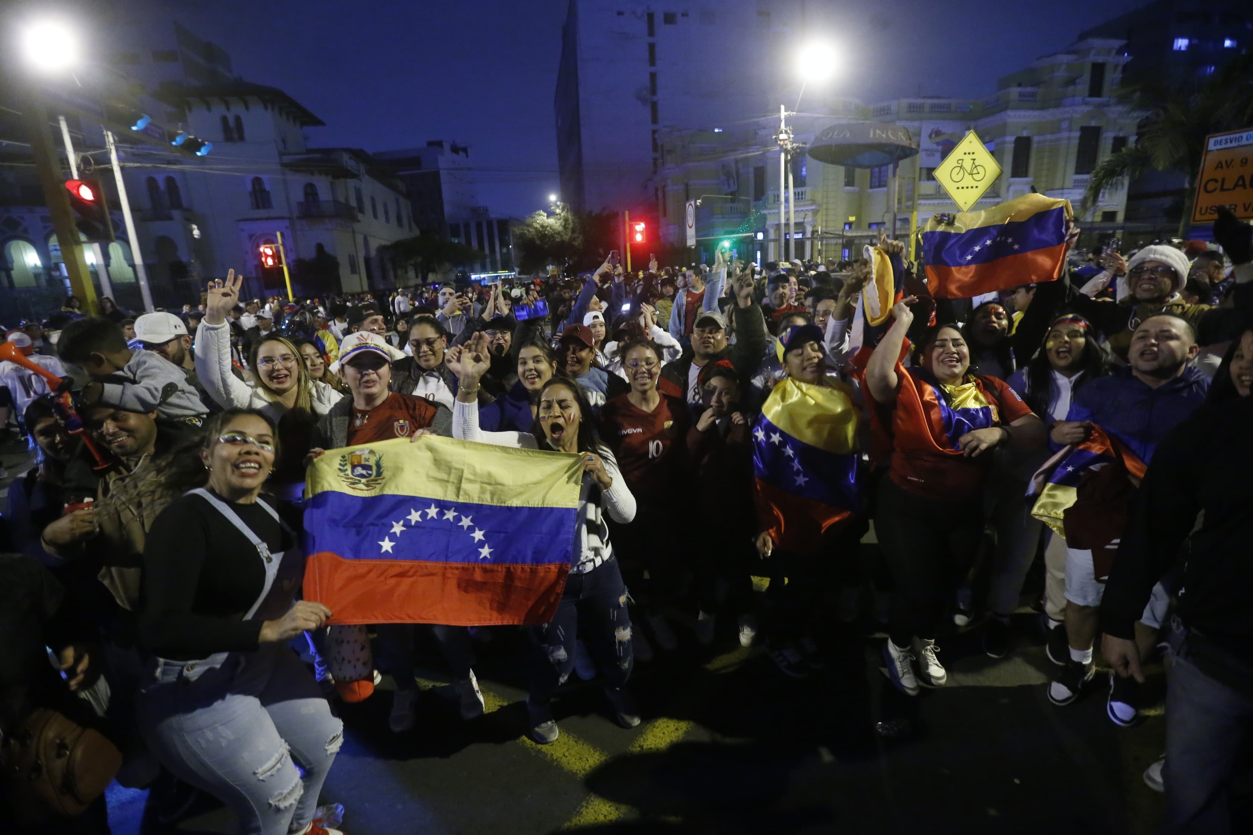 Cientos de residentes venezolanos en el Perú festejan en los alrededores de la embajada ubicada en la avenida Arequipa a medida que se conocen los resultados favorables a la oposición del gobierno de turno. Fotos: Mario Zapata / @photo.gec