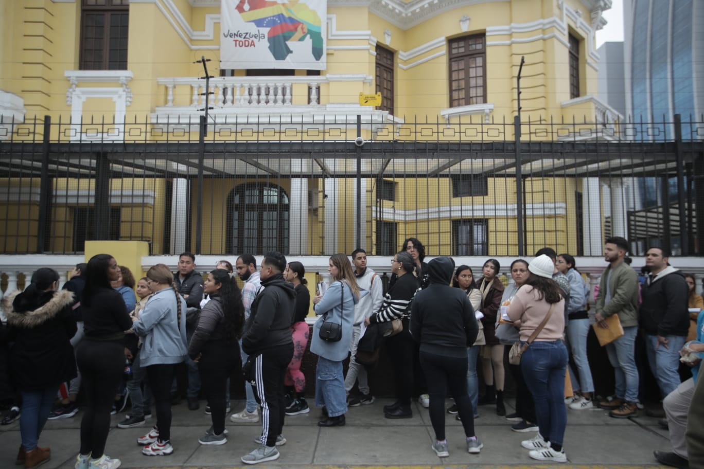 Venezolanos exigen sus pasaportes en las puertas de su embajada en Lima. (Foto Javier Zapata)