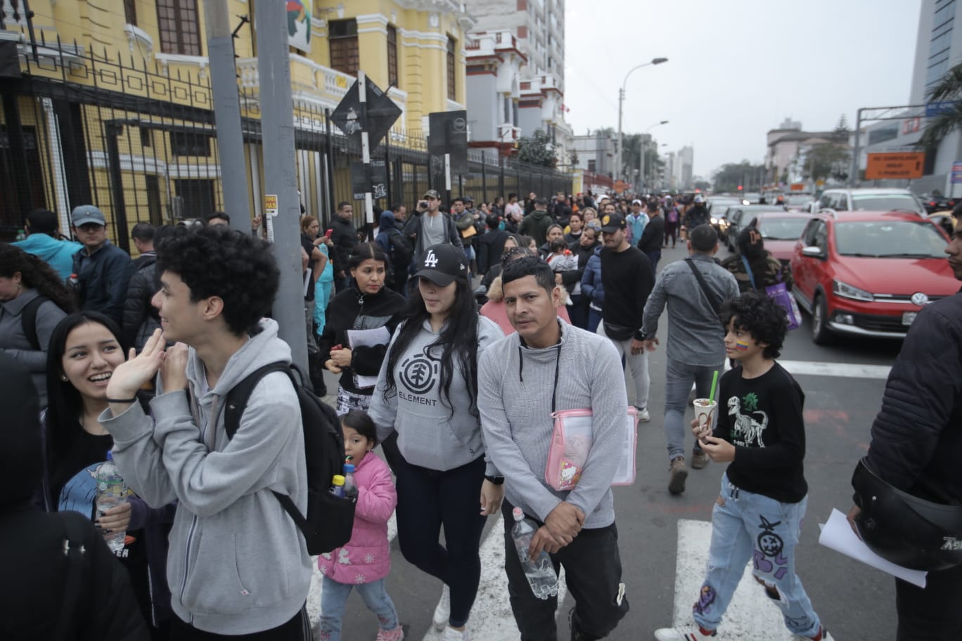 Venezolanos exigen sus pasaportes en las puertas de su embajada en Lima. (Foto Javier Zapata)