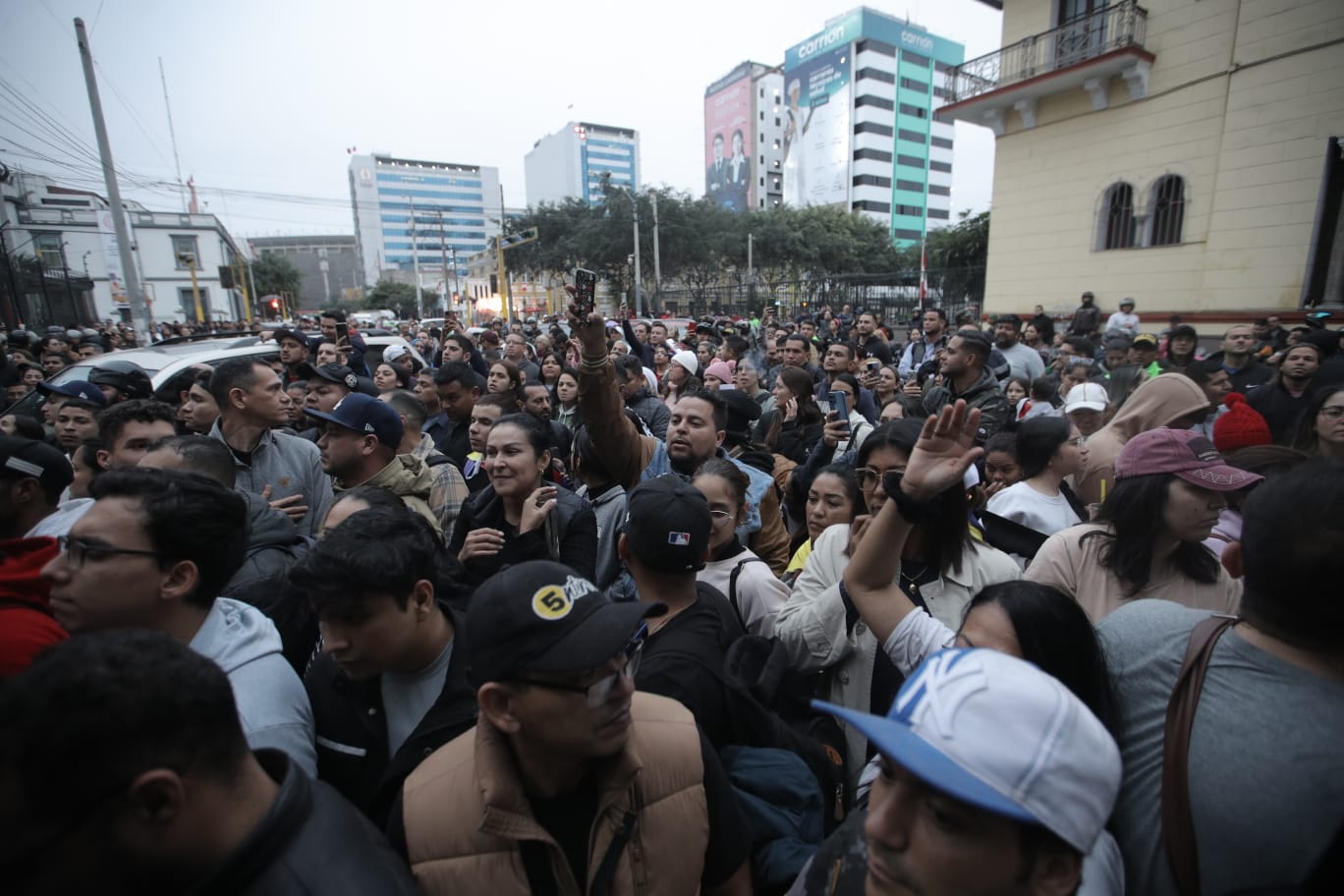 Venezolanos en exteriores de su embajada en Lima. (Fotos: Anthony Niño de Guzmán  / @photo.gec)