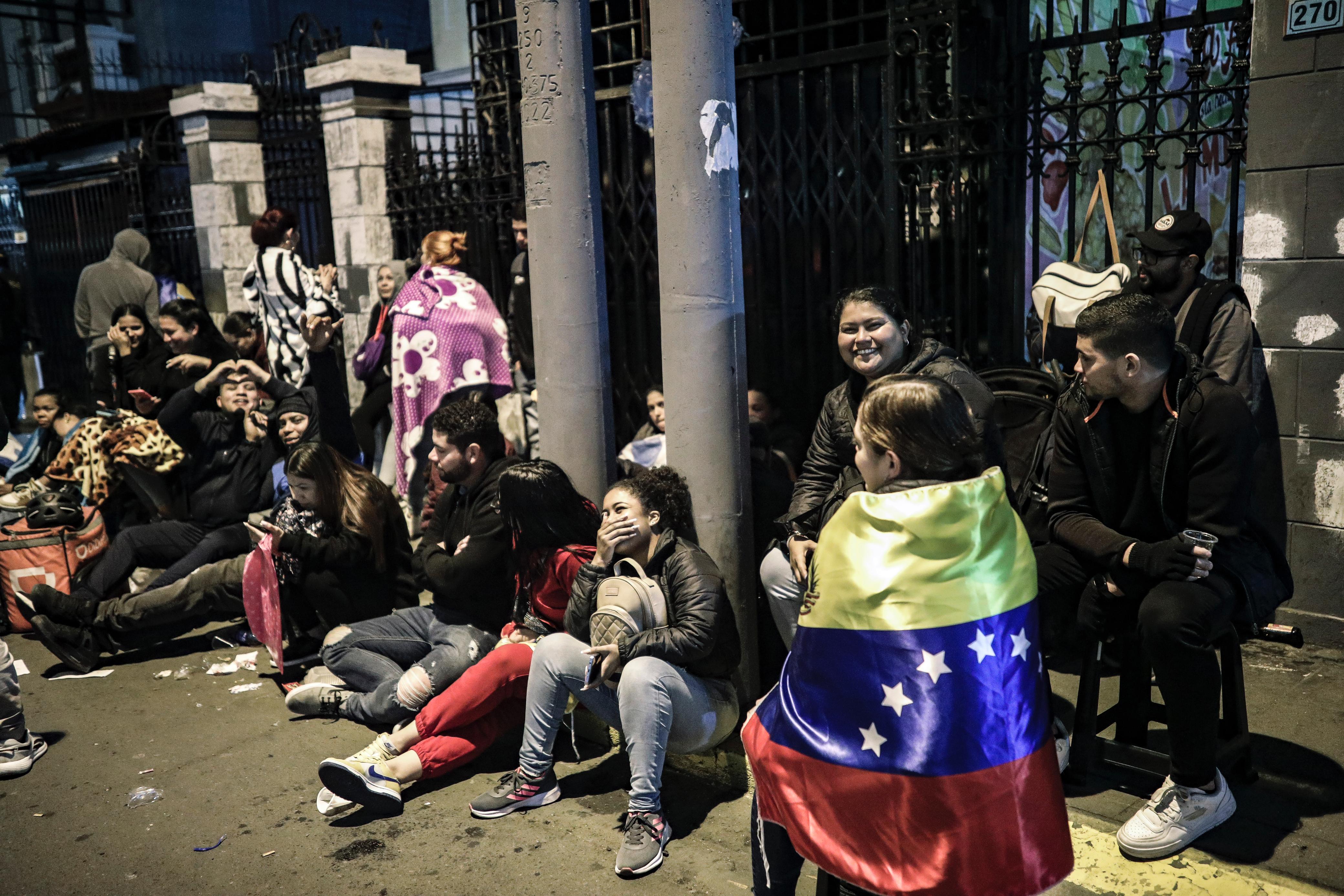 Ciudadanos de Venezuela en la embajada en Lima