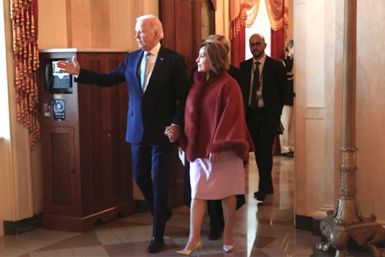 La presidenta Dina Boluarte recorre la Casa Blanca de la mano del presidente Joe Biden. Noviembre 2023.