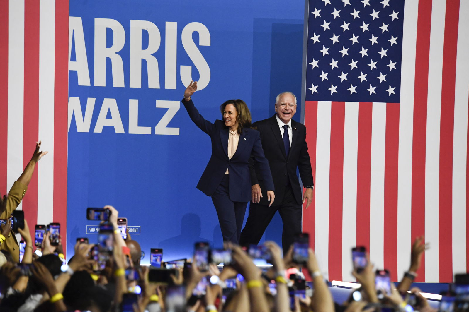 Kamala Harris presenta a Tim Walz. (AFP)