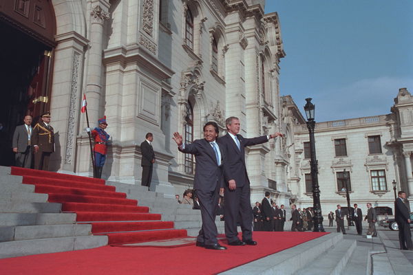 George Bush llega a Perú y es recibido por el presidente Alejandro Toledo en Palacio de Gobierno.