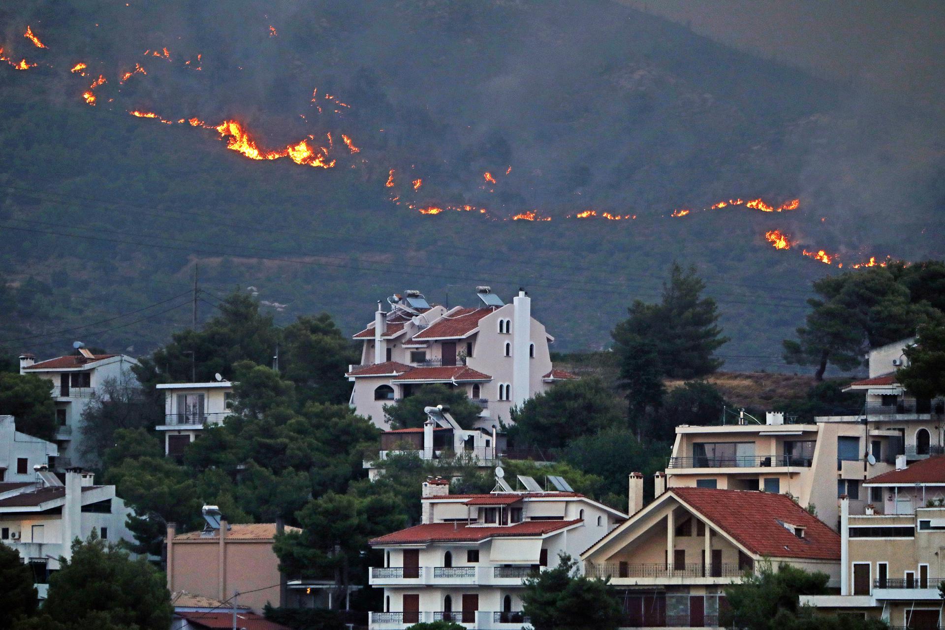 Incendio forestal en Atenas. (EFE)