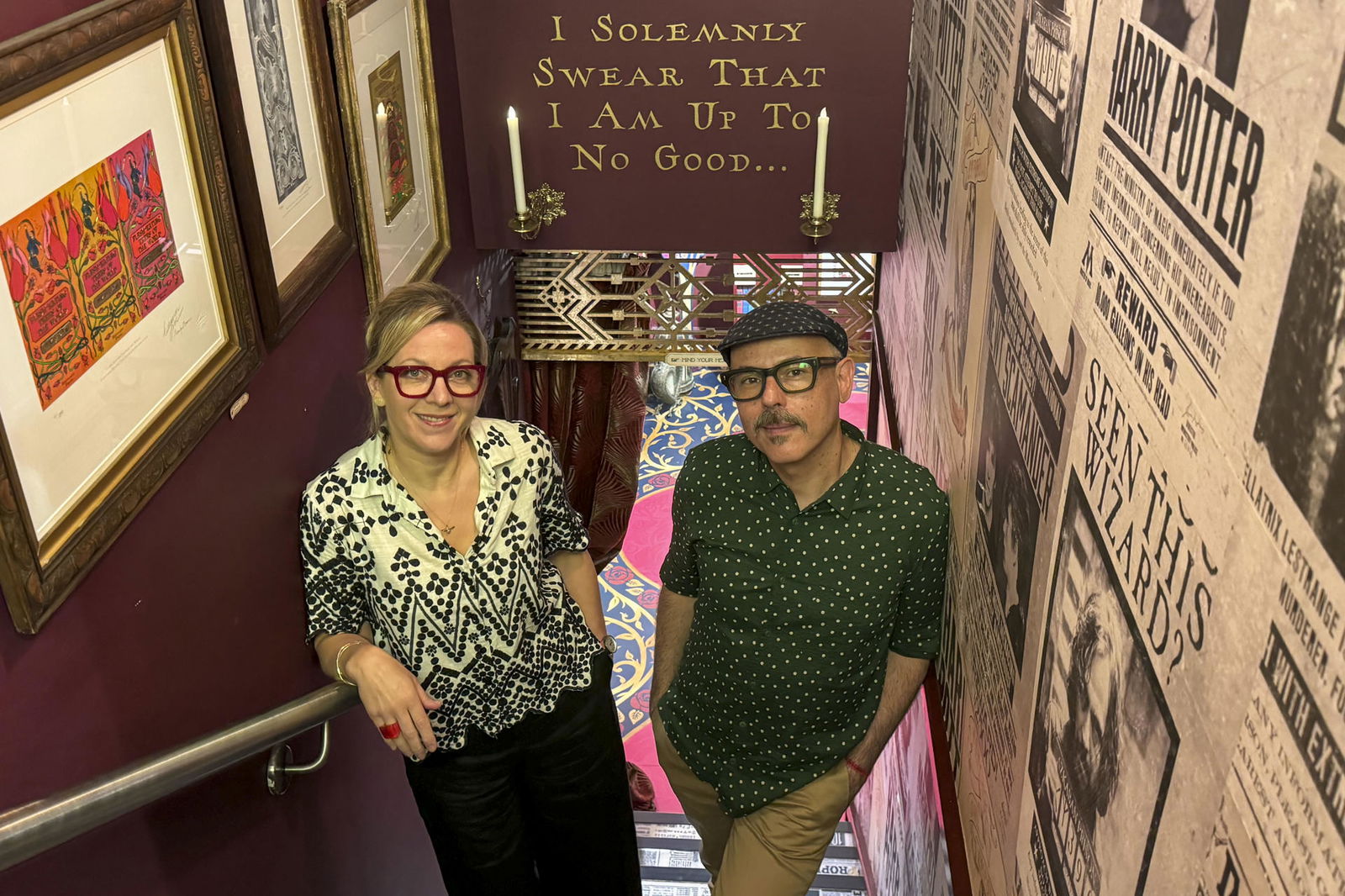 Miraphora Mina y Eduardo Lima, los fundadores de Minalima y diseñadores del universo gráfico de Harry Potter en su estudio de Londres. EFE/Raúl Bobé