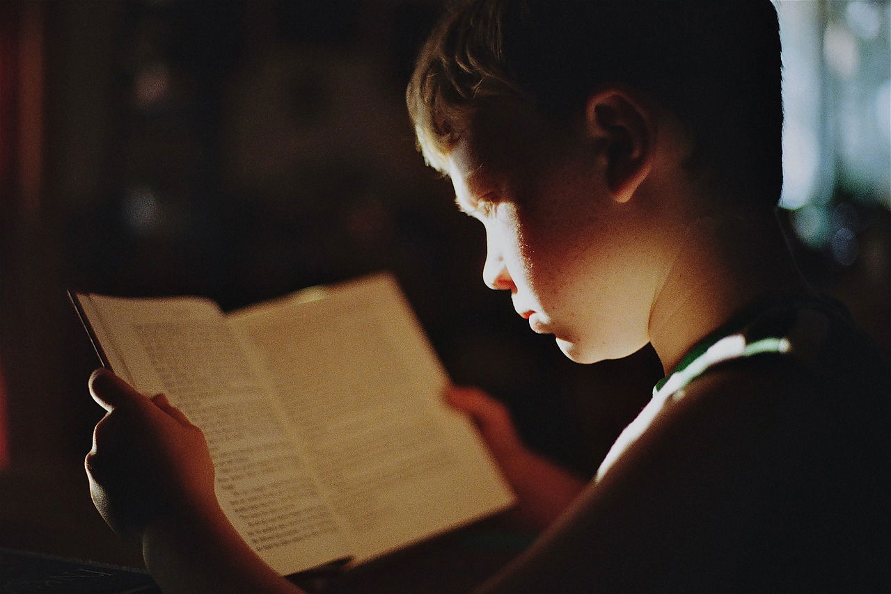 Niño estudiando