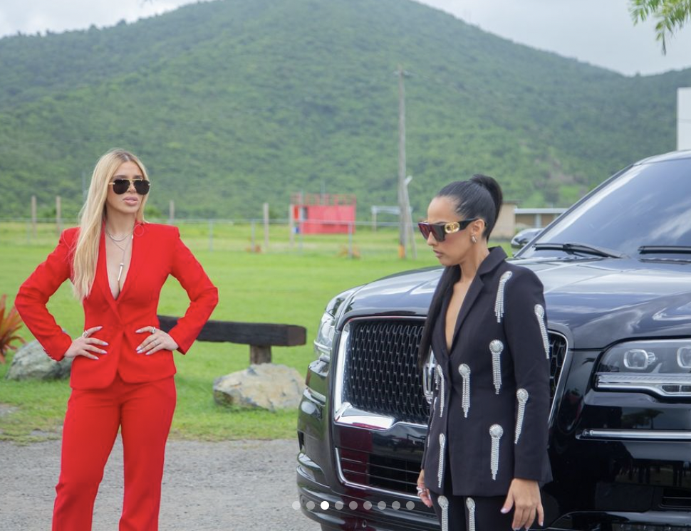 Emma Coronel (ahora rubia) al lado de su amiga y abogada Mariel Colón.