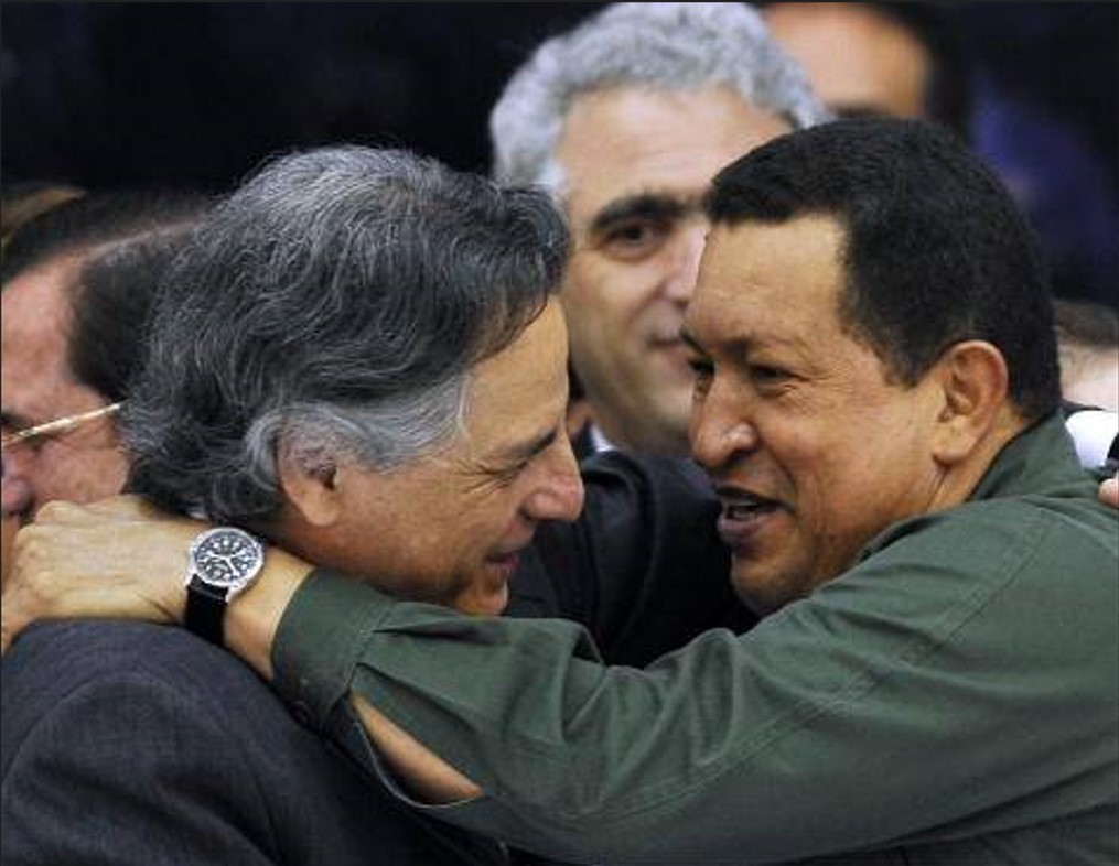 Manuel Rodríguez Cuadros se abraza con Hugo Chávez.