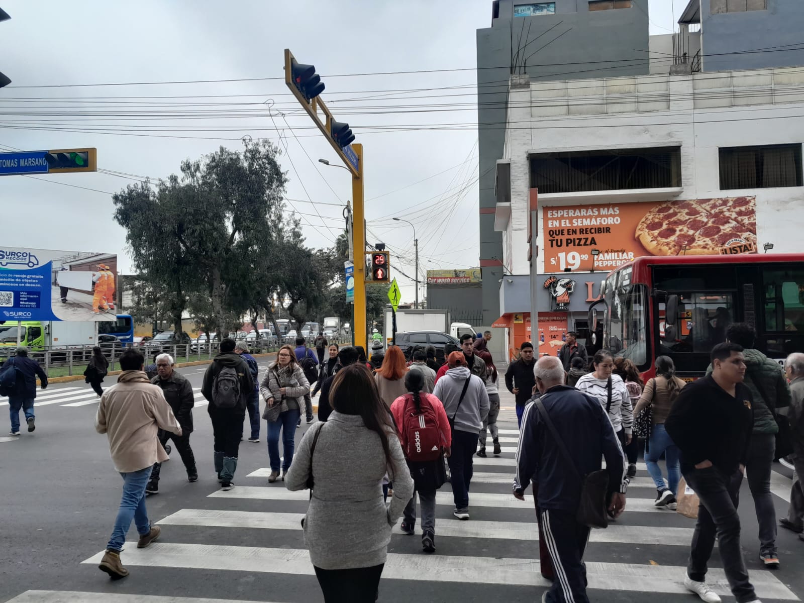 Cruzar el semáforo en rojo.