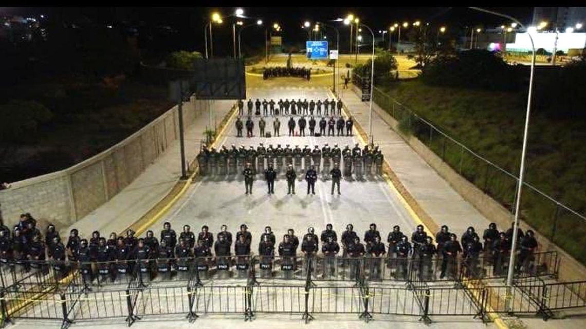 Seis barreras de policías para proteger una de las últimas estatuas de hugo Chávez