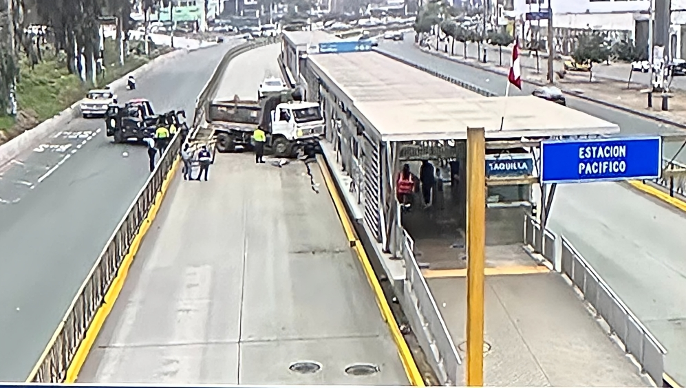 Camión se estrella contra estación del Metropolitano.