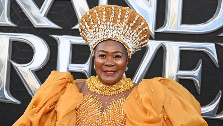 Connie Chiume en el estreno mundial de "Black Panther: Wakanda Forever" en Los Ángeles en 2022