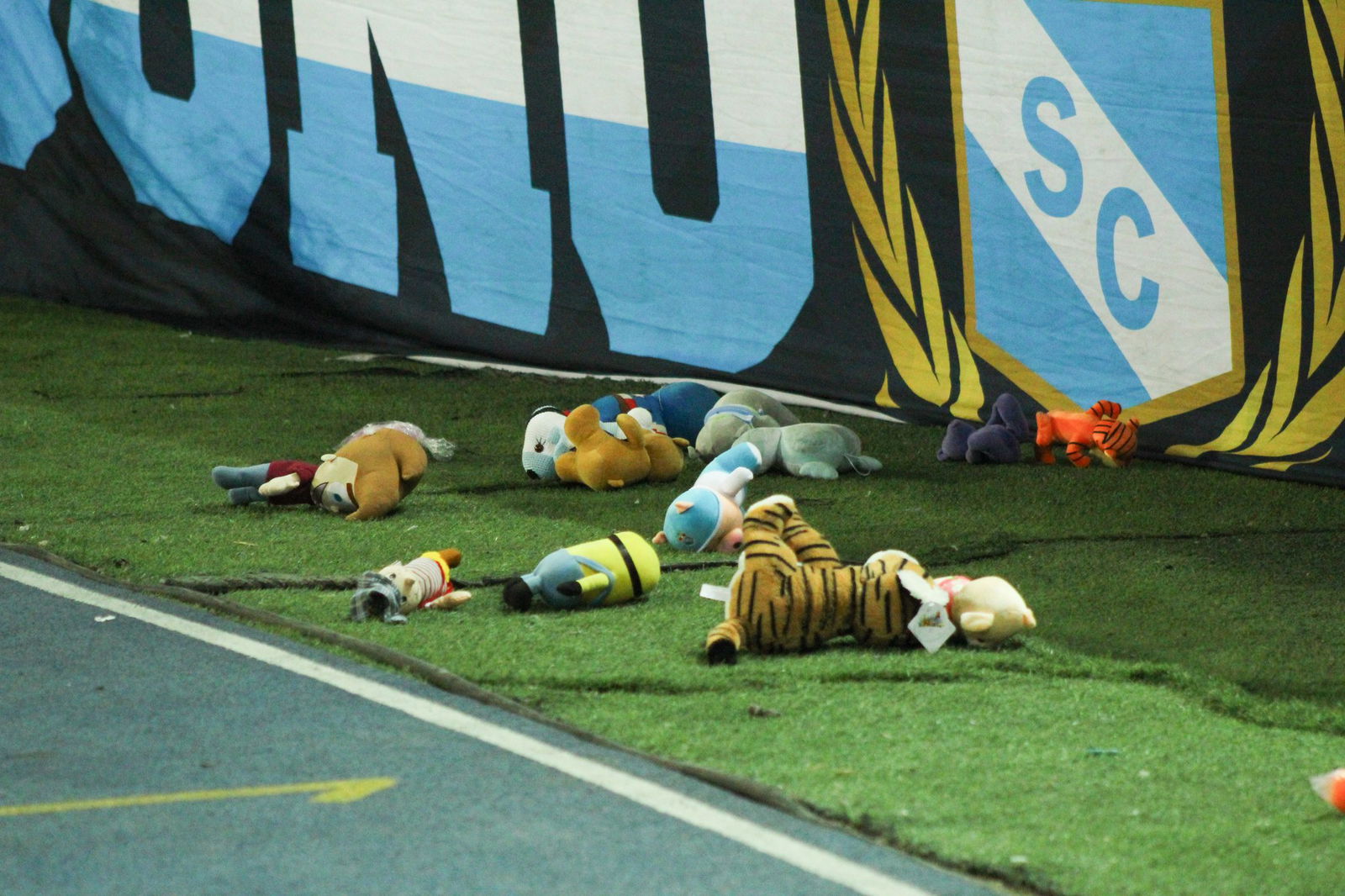 Lluvia de peluches en el Sporting Cristal 0-0 Alianza Lima Clausura 2024