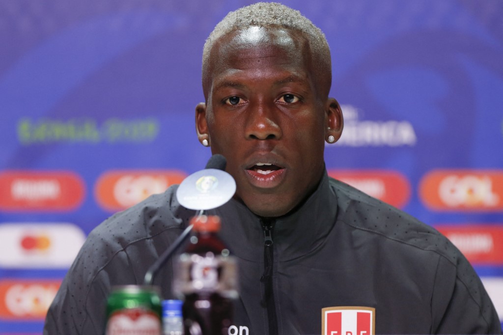 Luis Advíncula tendría más que una inflamación del tendón de Aquiles