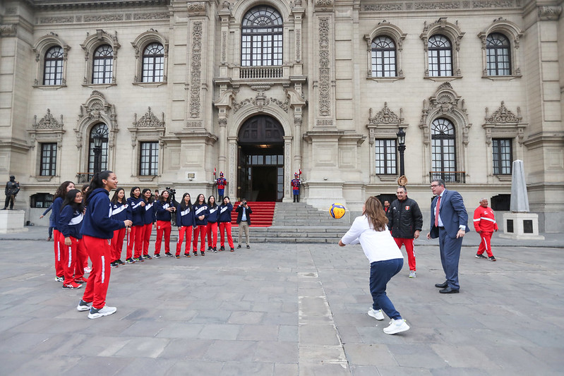 El titular del Minedu intentó recepcionar un pase de la presidenta de la República, pero tropezó y terminó en el suelo.