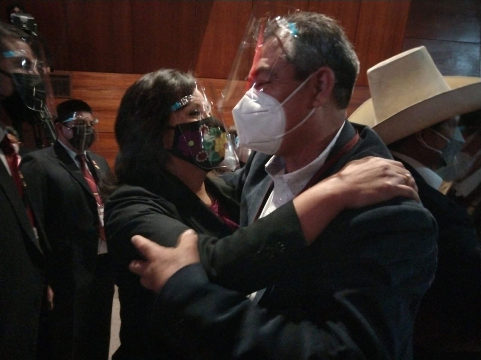 Dina Boluarte abraza a Víctor Torres Merino en un evento político en julio de 2021. 