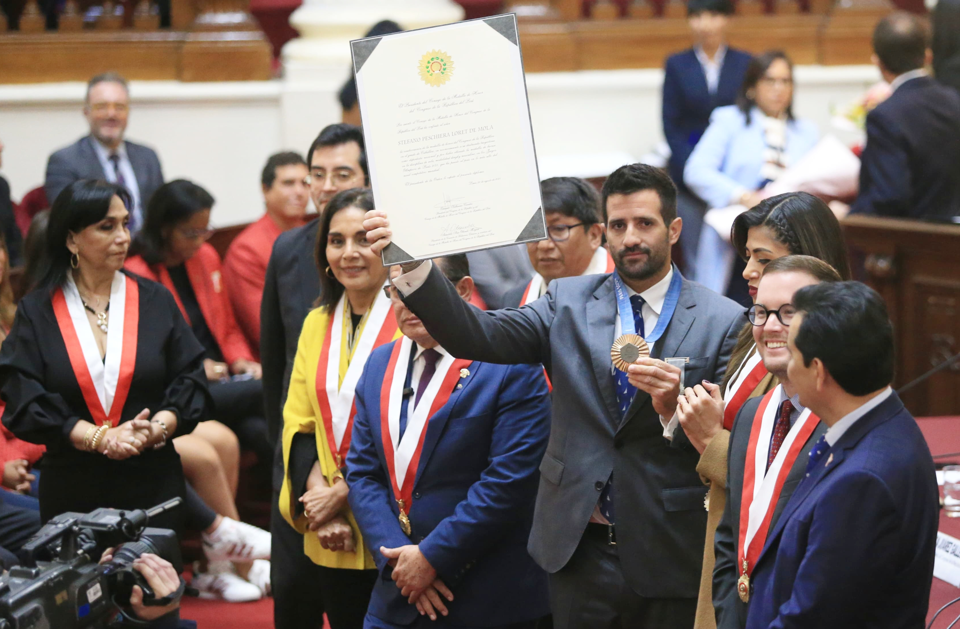 Stefano Peschiera recibe medalla Gran Cruz del Congreso