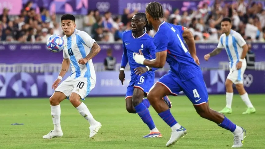 Thiago Almada maneja la pelota en Francia-Argentina, por los Juegos Olímpicos París 2024 (@Argentina)