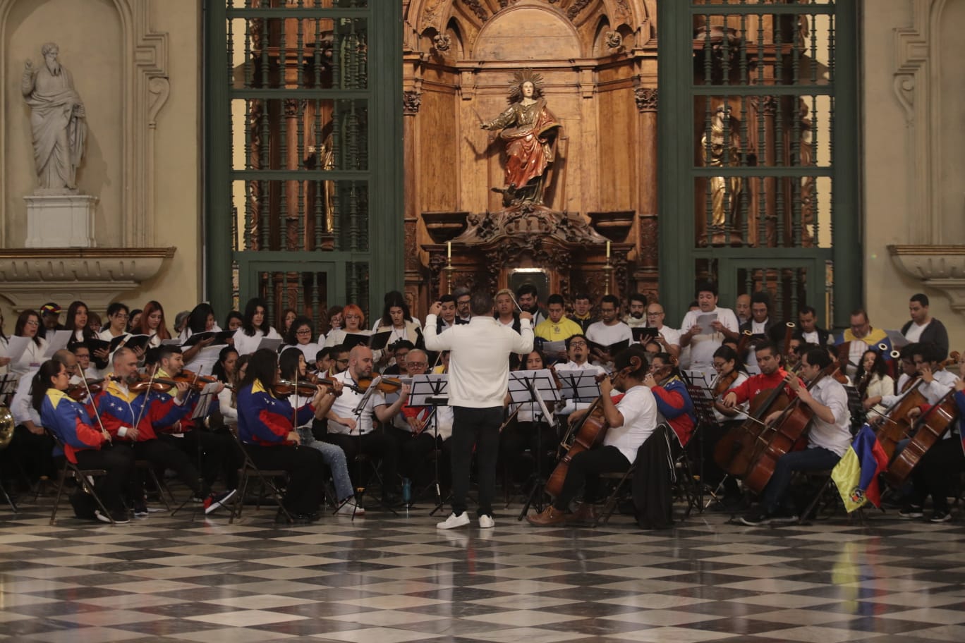 Misa por Venezuela en la catedral de Lima. Fotos: Anthony Niño de Guzmán  / @photo.gec