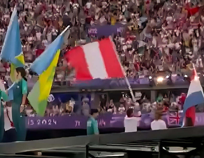 Peschiera y Bazo ondeando la bandera peruana.