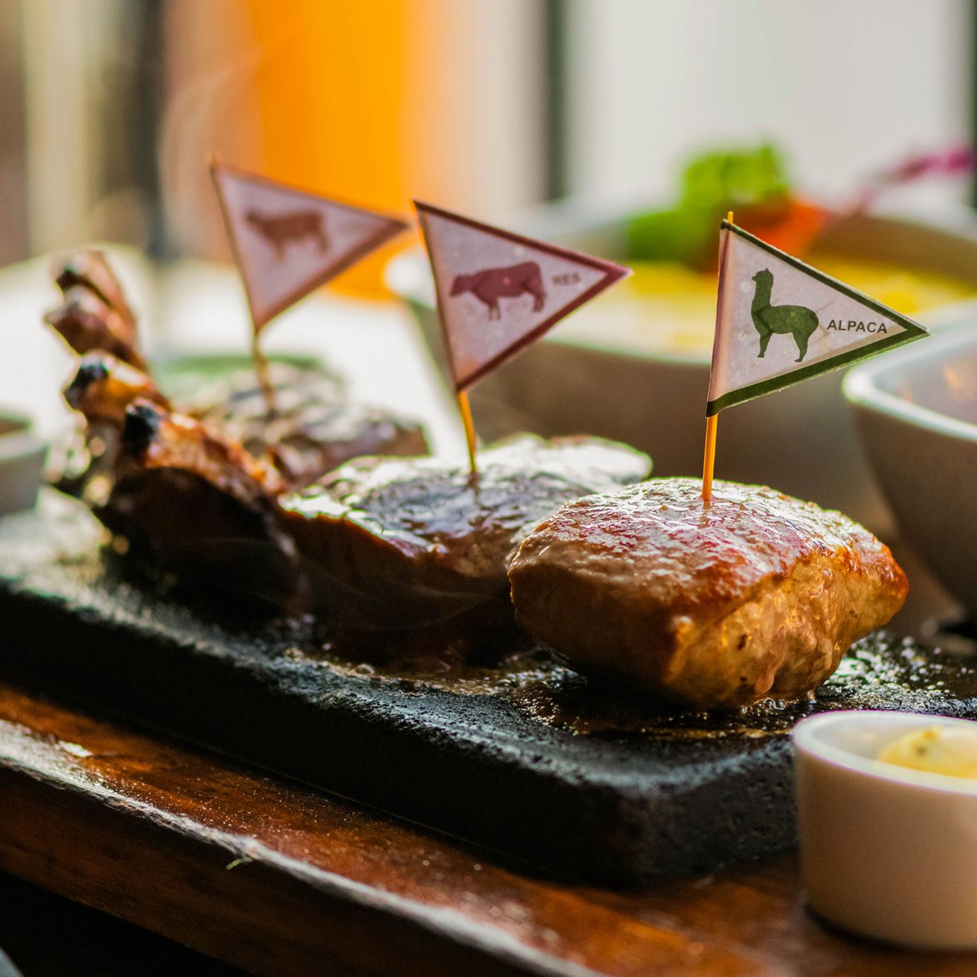 Abajo, la trilogía de carnes de Zig Zag. Este restaurante ofrece platillos de los Alpes y de las tres regiones del Perú.