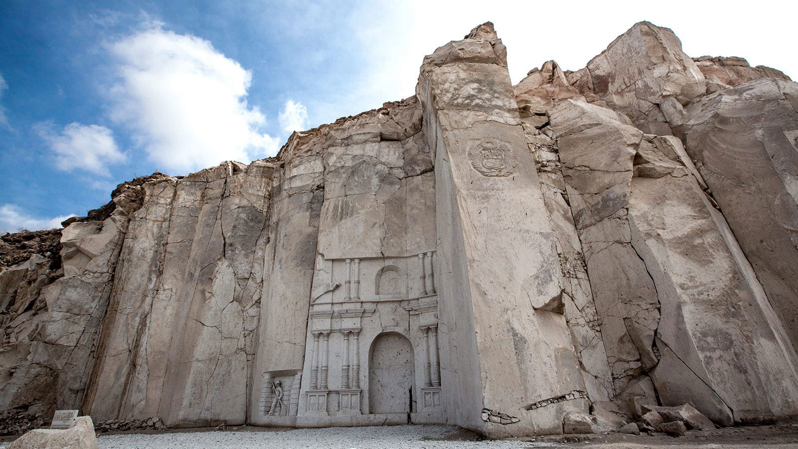 El sillar en la ruta turística de Cerro Colorado se manifiesta a través de imponentes figuras que dan cuenta de la riqueza cultural y arquitectónica de la ciudad.