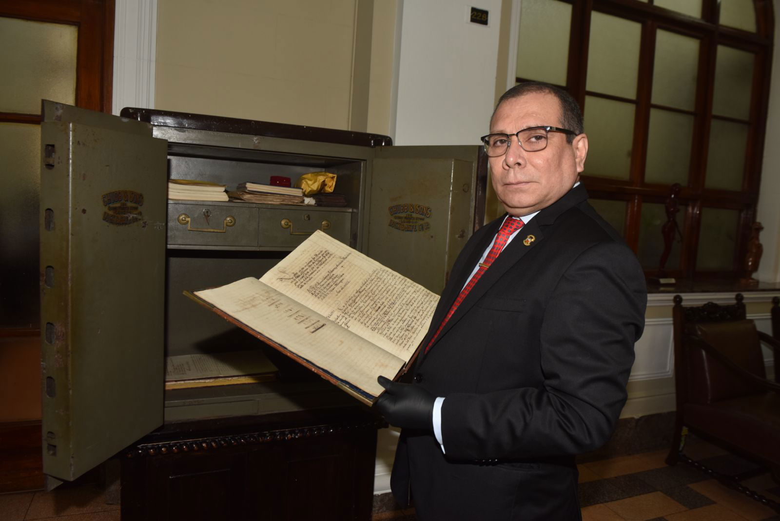 En resguardo. El presidente del Poder Judicial, Javier Arévalo, muestra el Acta de Instalación de la Corte Suprema, que data de 1825.