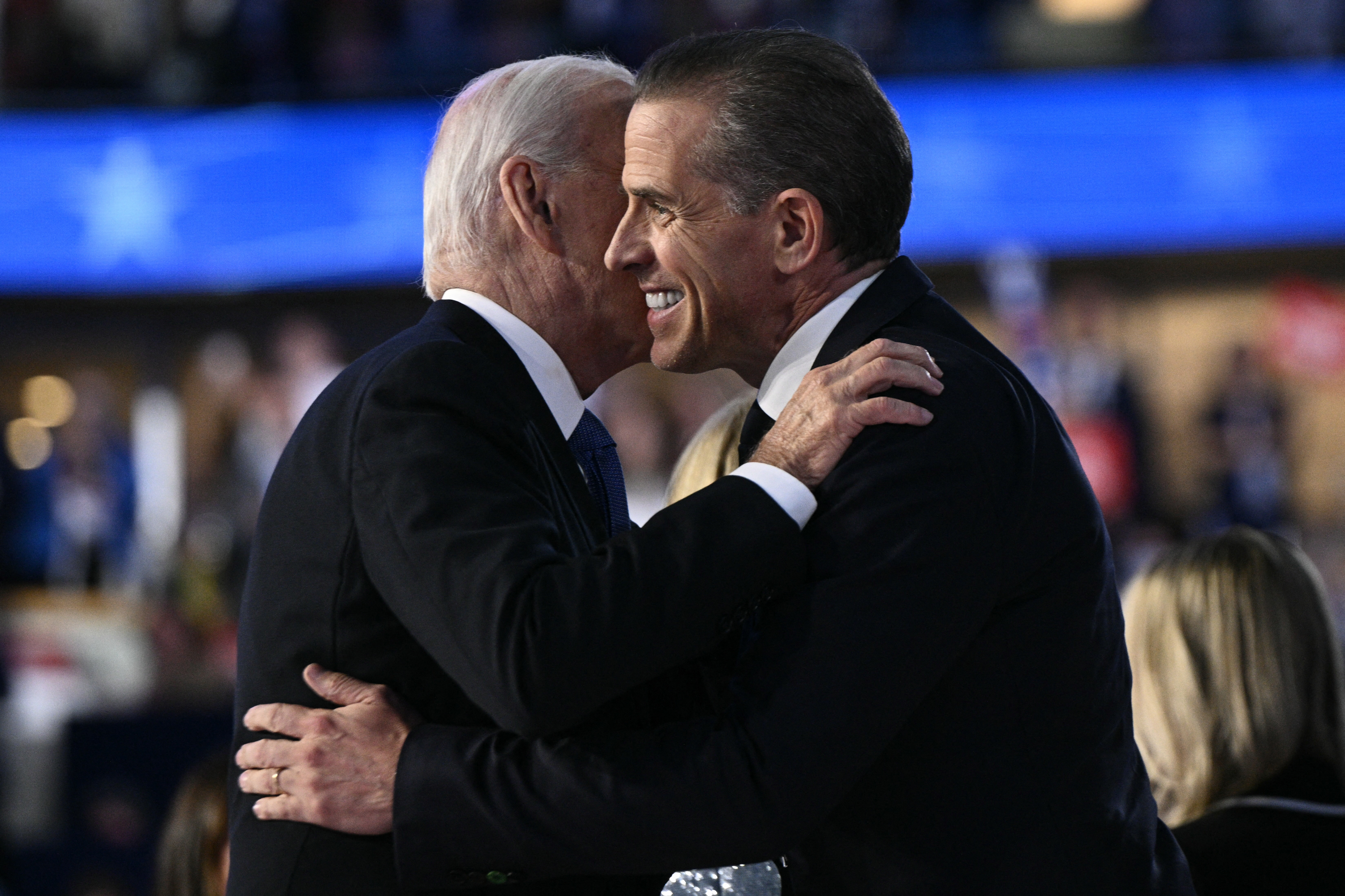 Hunter Biden y su padre Joe Biden. (AFP)