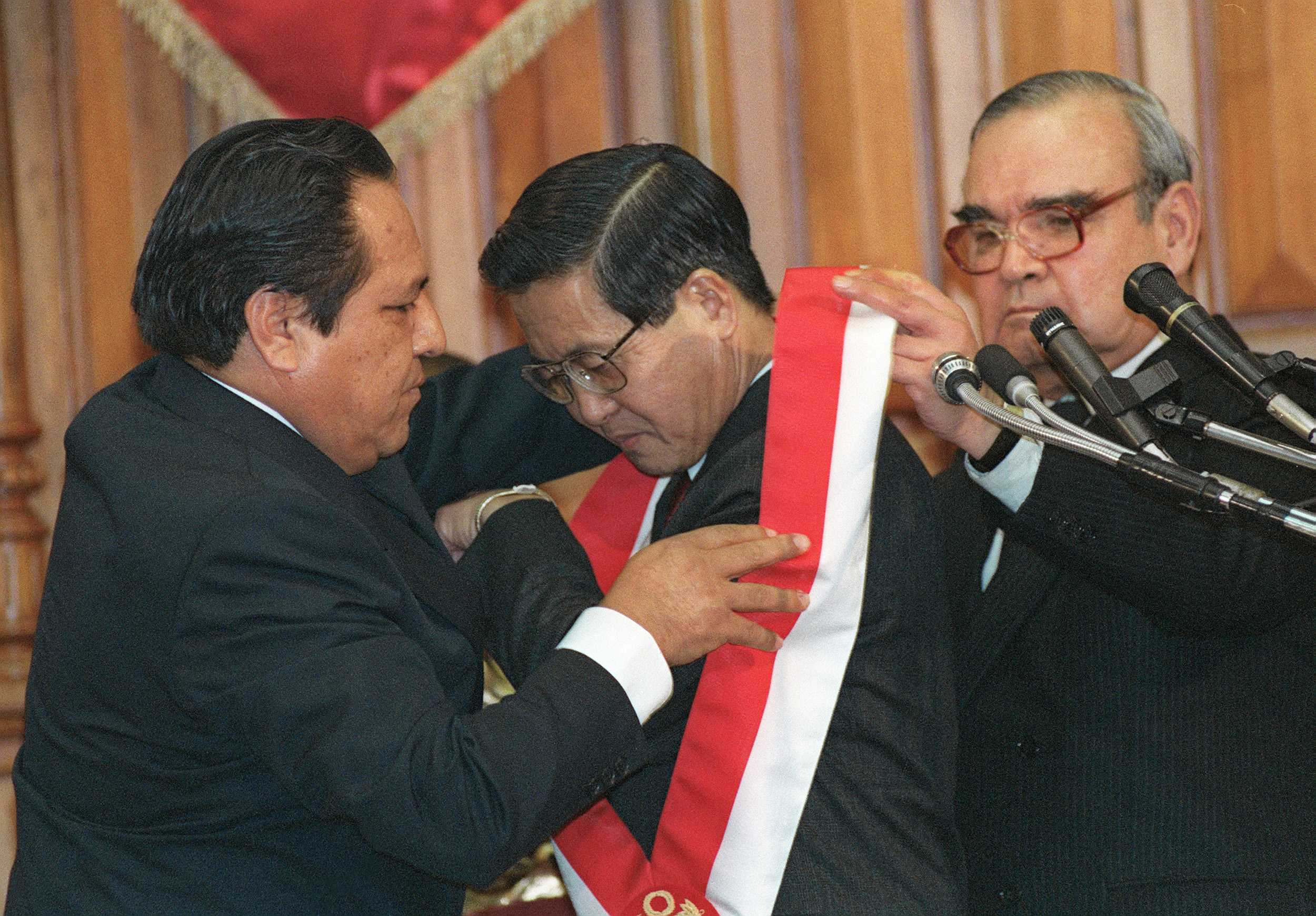 Alberto Fujimori recibe la banda presidencial. 28 de julio 1990. (Foto: 