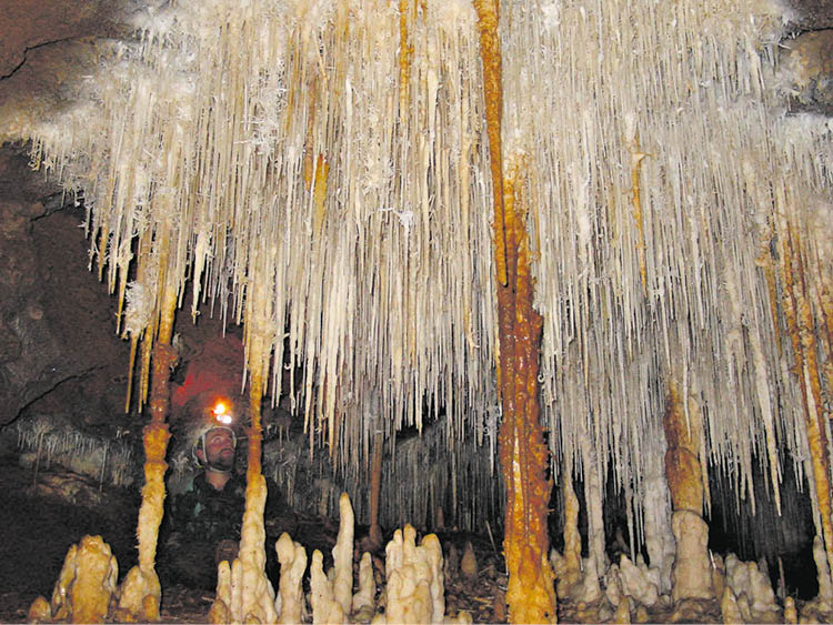 Cueva de Quiocta en Amazonas iluminada