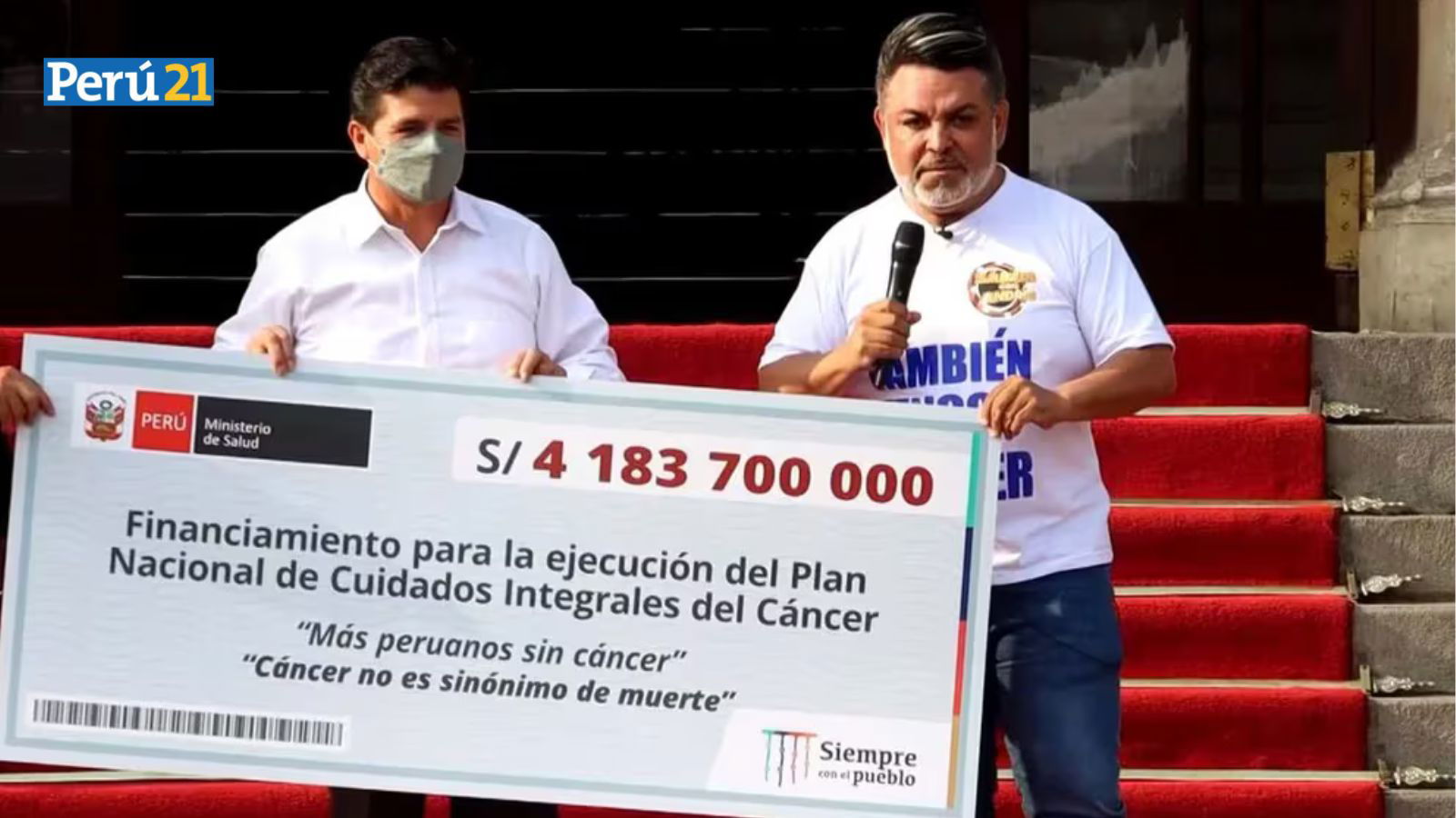 Pedro Castillo junto a Andrés Hurtado durante la entrega del cheque a pacientes con cáncer.