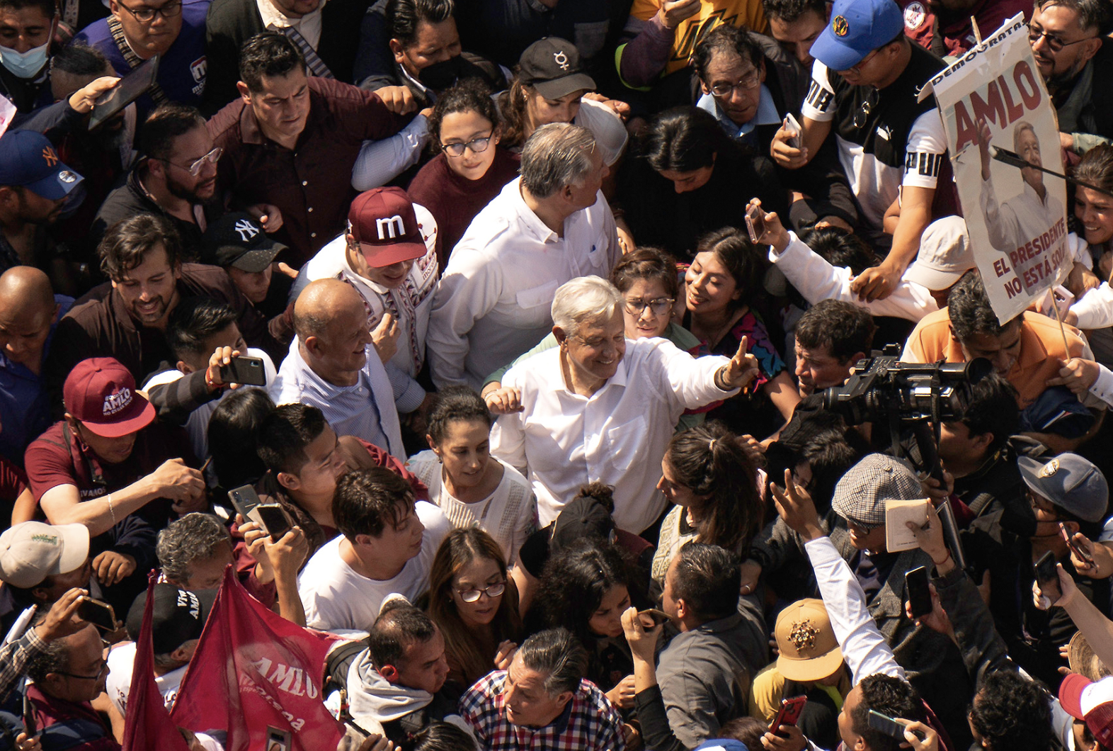 Los acostumbrados baños de popularidad de AMLO.