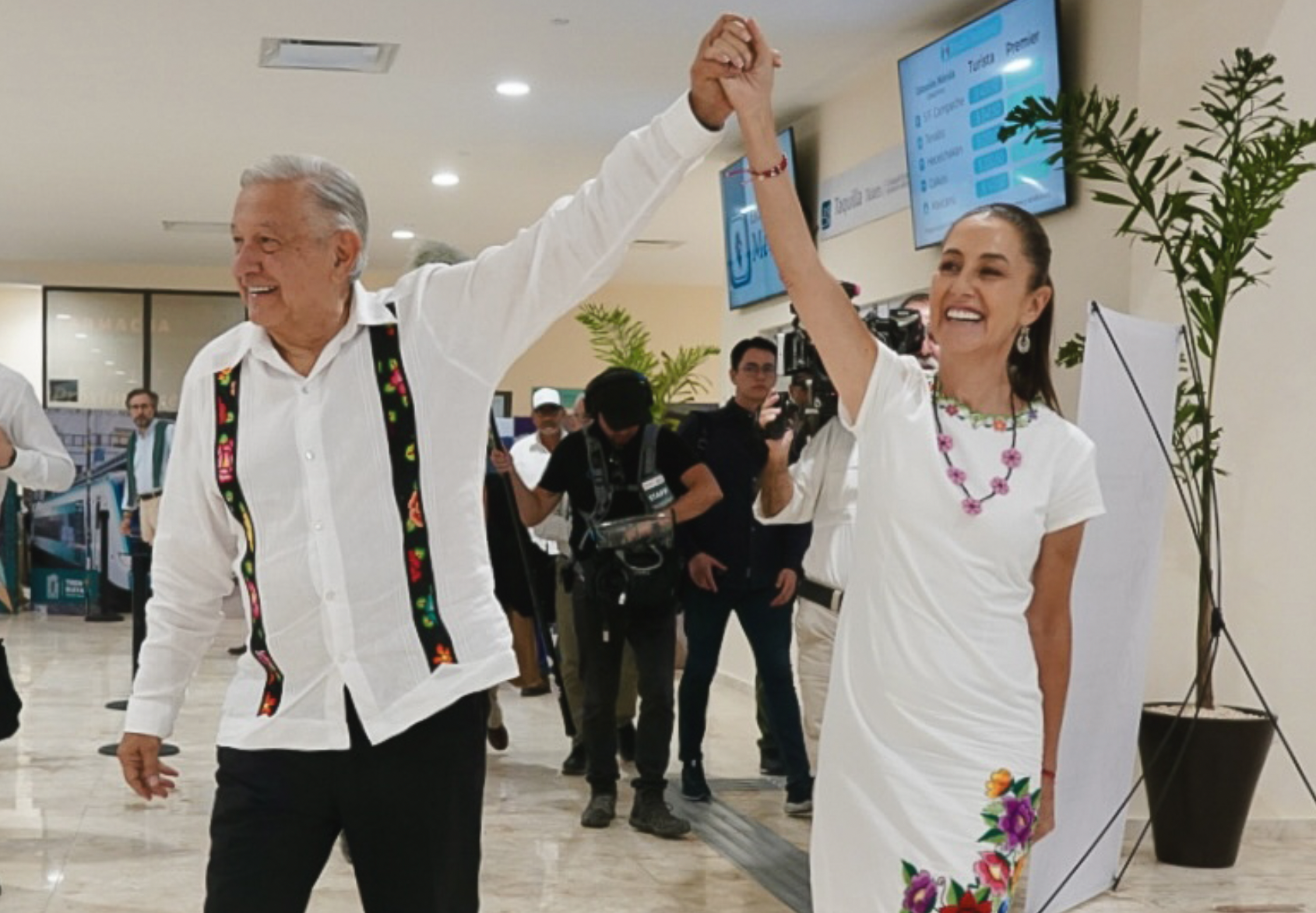 AMLO y su discípula Claudia Sheinbaum, quien asumirá el poder este martes 1 de octubre.