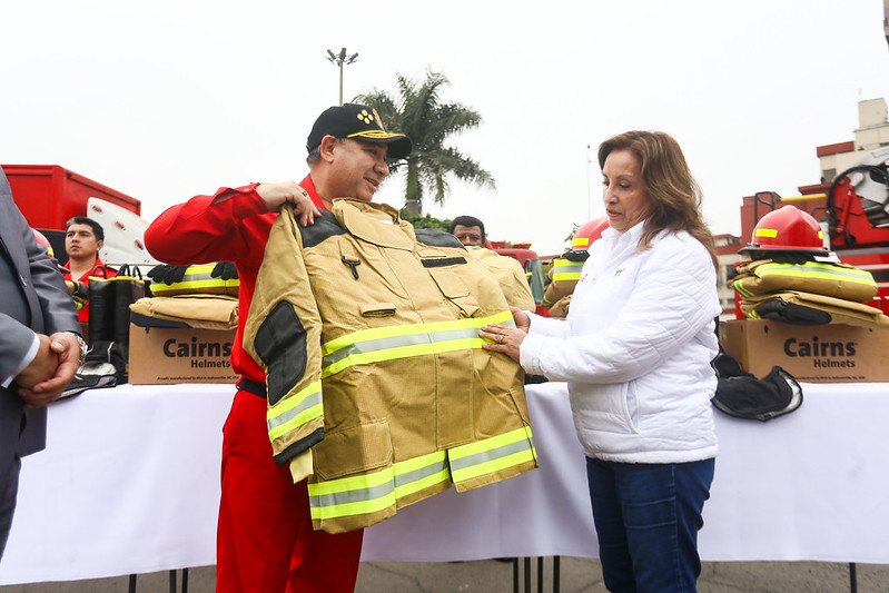 Boluarte entrega equipos a bomberos. 