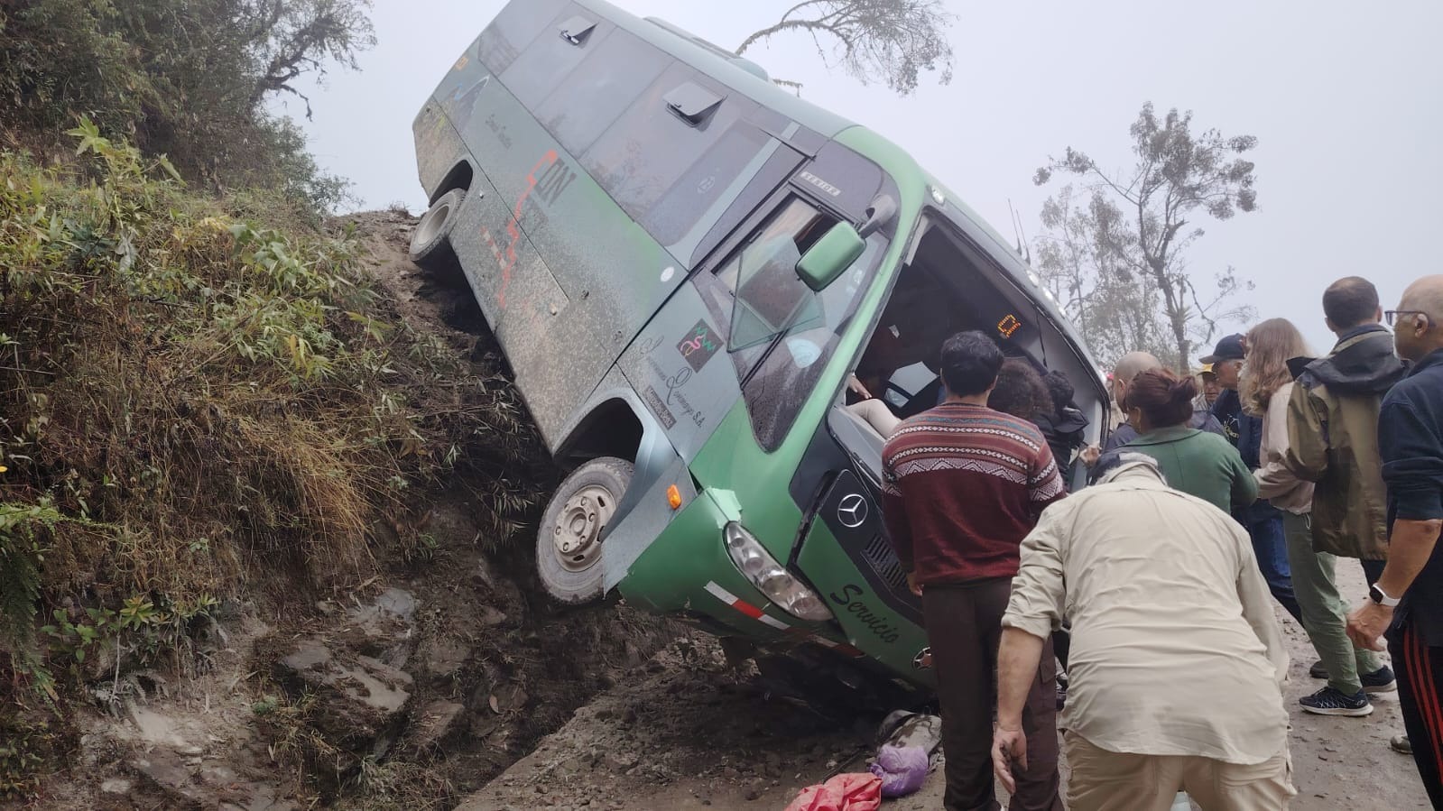 Bus repleto de pasajeros casi cae al abismo.